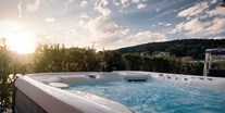 Wellnessurlaub - Ostbayern - Outdoor-Hot-Whirlpool
Luxus Chalet  - Hotel Zum Kramerwirt