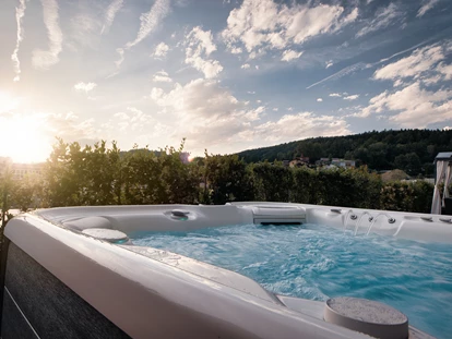 Wellnessurlaub - Klassifizierung: 4 Sterne - Bischofsmais - Outdoor-Hot-Whirlpool
Luxus Chalet  - Hotel Zum Kramerwirt