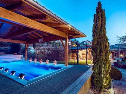 Wellnessurlaub - Klassifizierung: 4 Sterne - Bischofsmais - Außen-Hot-Whirlpool  - Hotel Zum Kramerwirt