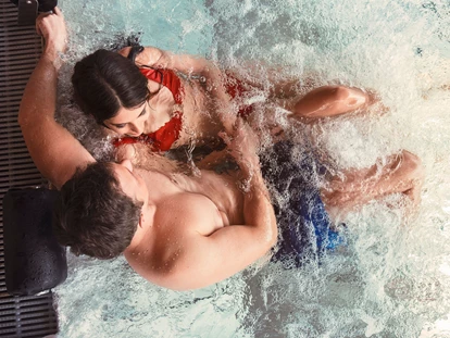 Wellnessurlaub - Klassifizierung: 4 Sterne - Bischofsmais - Außen-Hot-Whirlpool  - Hotel Zum Kramerwirt