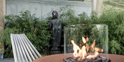 Wellnessurlaub - Day SPA - Dornbirn - Außenbereich der Sauna mit Buddha - HUBERTUS Mountain Refugio Allgäu