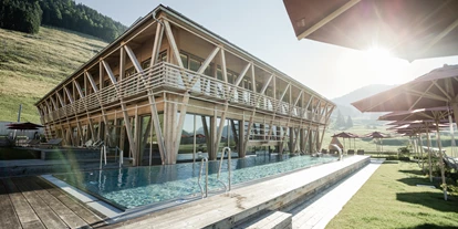 Wellnessurlaub - Day SPA - Dornbirn - Infinity-Pool im Wellnessbereich Mountain Spring Spa - HUBERTUS Mountain Refugio Allgäu