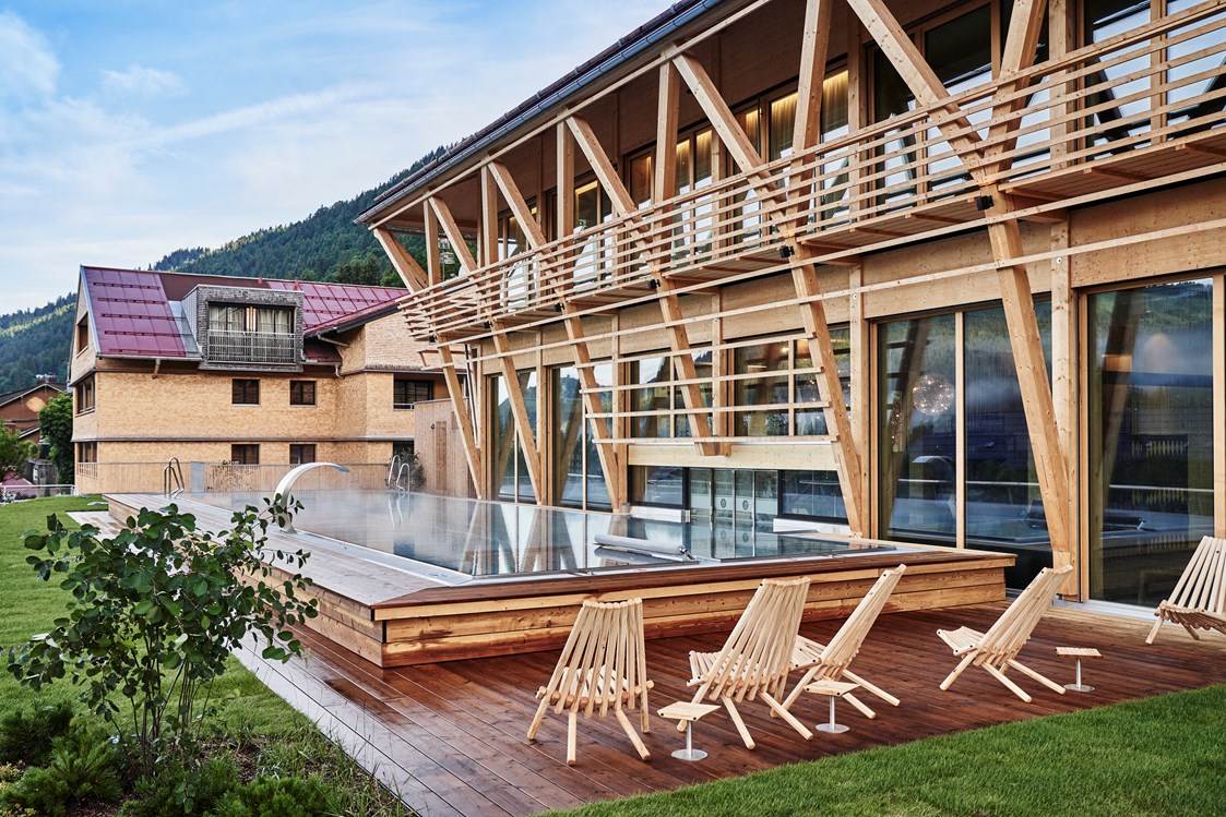 Wellnesshotel: Aussenbereich des Wellnessbereich Mountain Spring Spa mit Infinity-Pool - HUBERTUS Mountain Refugio Allgäu