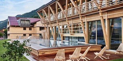 Wellnessurlaub - Day SPA - Dornbirn - Aussenbereich des Wellnessbereich Mountain Spring Spa mit Infinity-Pool - HUBERTUS Mountain Refugio Allgäu