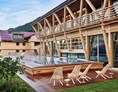Wellnesshotel: Au0enbereich des Wellnessbereich Mountain Spring Spa mit Infinity-Pool - HUBERTUS Mountain Refugio Allgäu