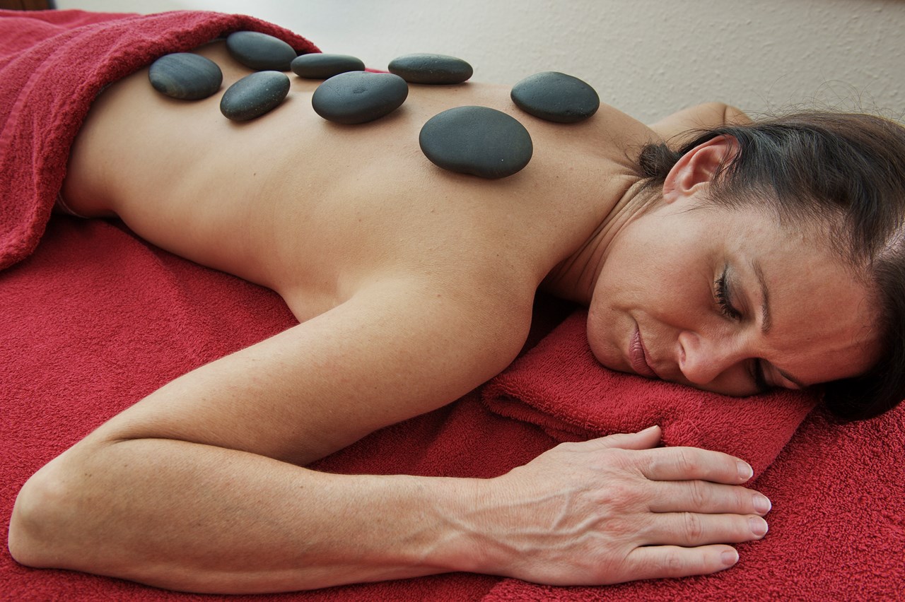 Königshof Hotel Resort Massagen im Detail Hot Stone Massage