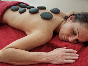 Königshof Hotel Resort Massagen im Detail Hot Stone Massage