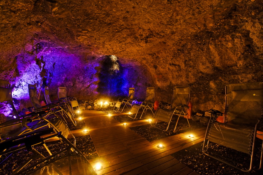 Königshof Hotel Resort Saunen und Bäder im Detail Naturgrotte mit Salzsteinen