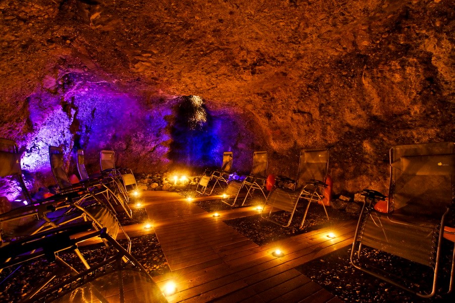 Königshof Hotel Resort Saunen und Bäder im Detail Naturgrotte mit Salzsteinen