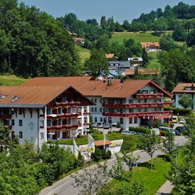 Wellnesshotel: Hotelansicht im Sommer - Königshof Hotel Resort