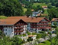 Wellnesshotel: Hotelansicht im Sommer - Königshof Hotel Resort