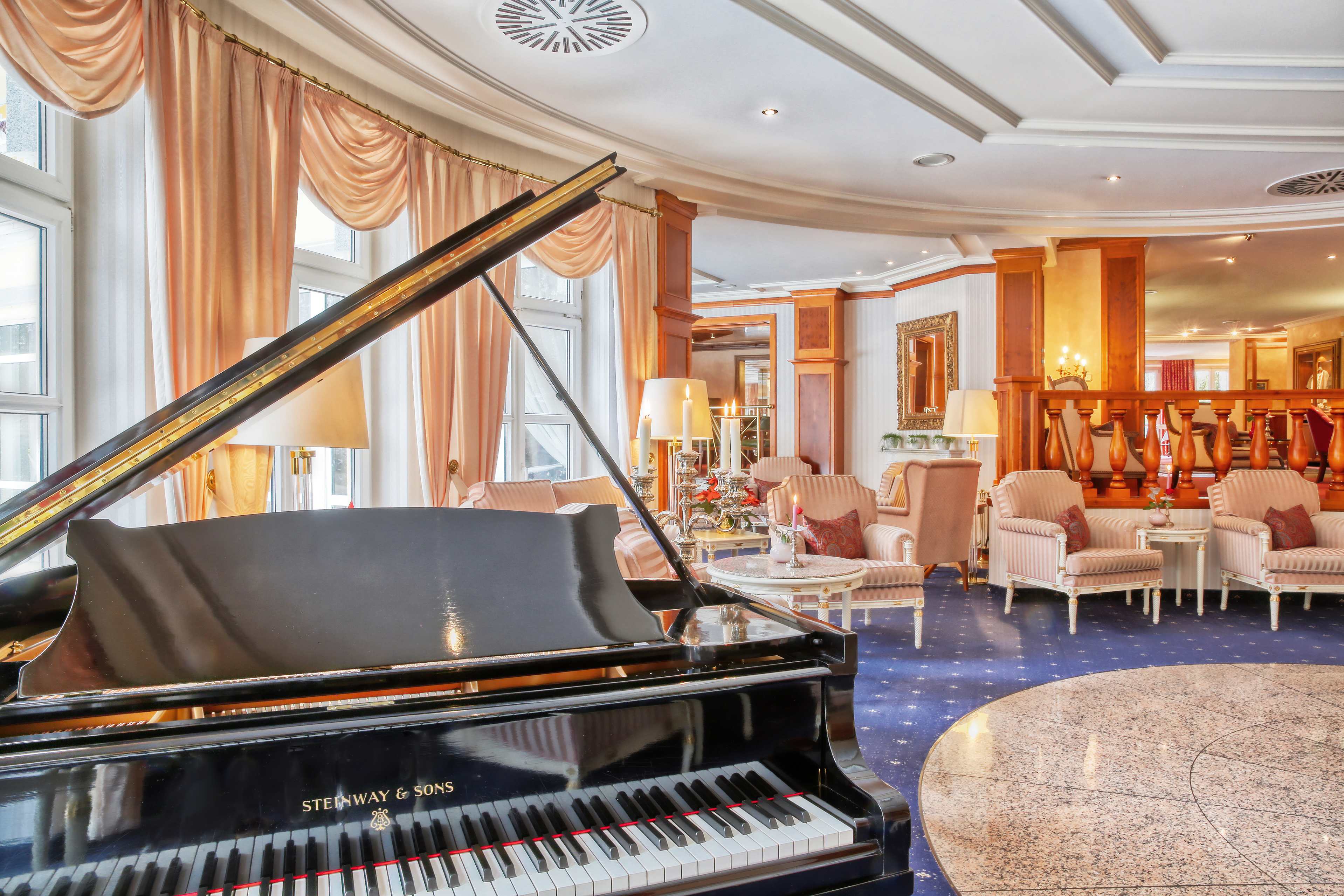 Wellnesshotel: Hotelhalle mit Steinway Flügel, jeden Samstag Live Musik - Hotel, Kneipp & Spa Fontenay "le petit château"