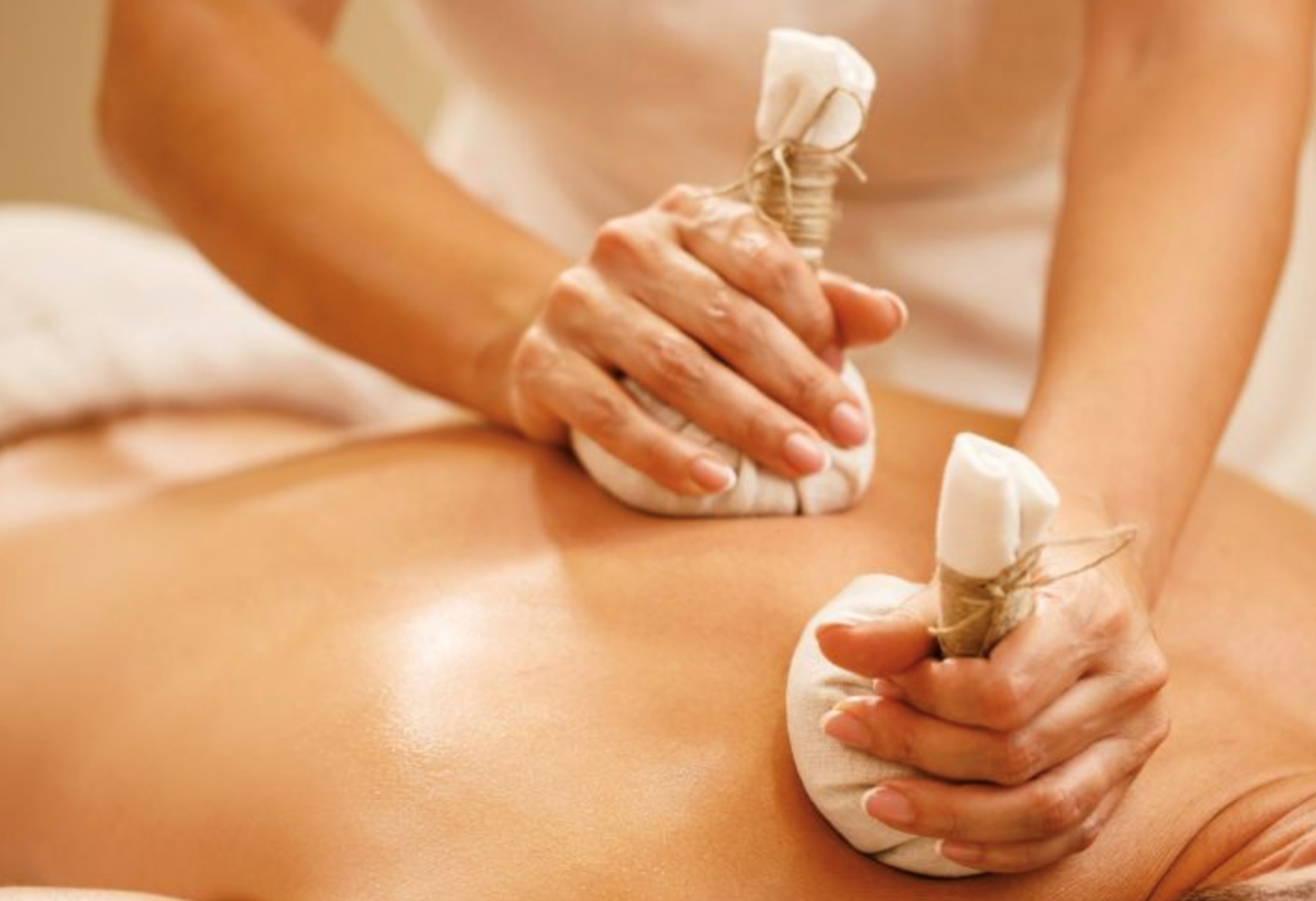 Landromantik Hotel Oswald - Gourmet & SPA Massagen im Detail Kräuterstempelmassage