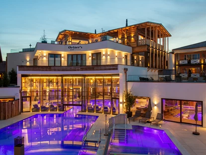 Wellnessurlaub - Schwanenstadt - Ortner's Resort in märchenhafter Abendstimmung - Ortner's Resort*****, Luxury & Lifestyle