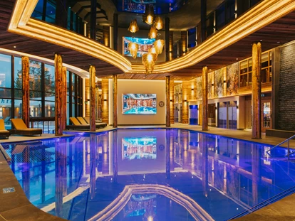 Wellnessurlaub - Schwanenstadt - Thermal-Innenpool - Baden wie in einem Ballsaal - Ortner's Resort*****, Luxury & Lifestyle