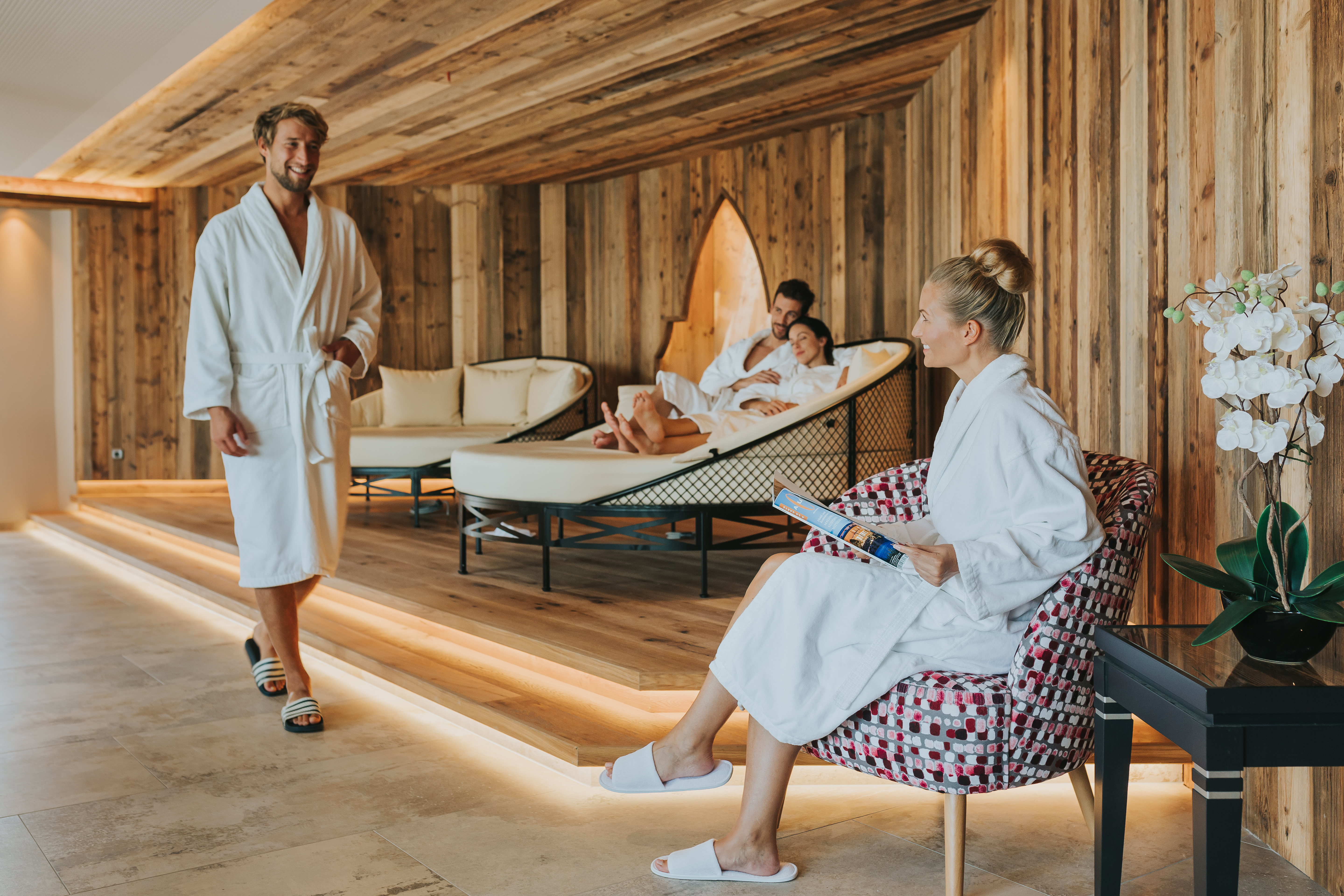 Wellnesshotel: Daybeds & Kuschelinseln im Wandelgang - Ortner's Resort*****, Luxury & Lifestyle