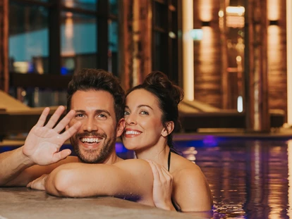 Wellnessurlaub - Schwanenstadt - Ein herzliches "Servus" aus dem Innenpool - Ortner's Resort*****, Luxury & Lifestyle