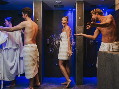 Wellnessurlaub - Schwanenstadt - Die Erlebnisduschen im Saunabereich - Ortner's Resort*****, Luxury & Lifestyle