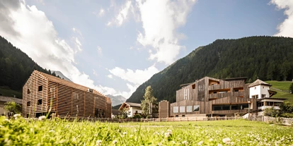 Wellnessurlaub - Dorf Tirol - Außenansicht - Wanderhotel Jaufentalerhof