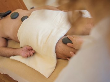 Diamant SPA Resort Massagen im Detail Hot Stone Massage