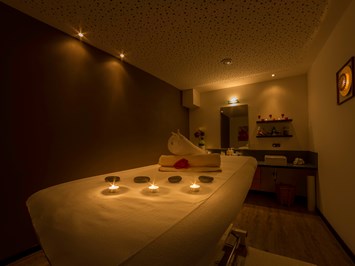 Dominik Alpine City Wellness Hotel Massagen im Detail Massage + Bürstenmassage Dominik
