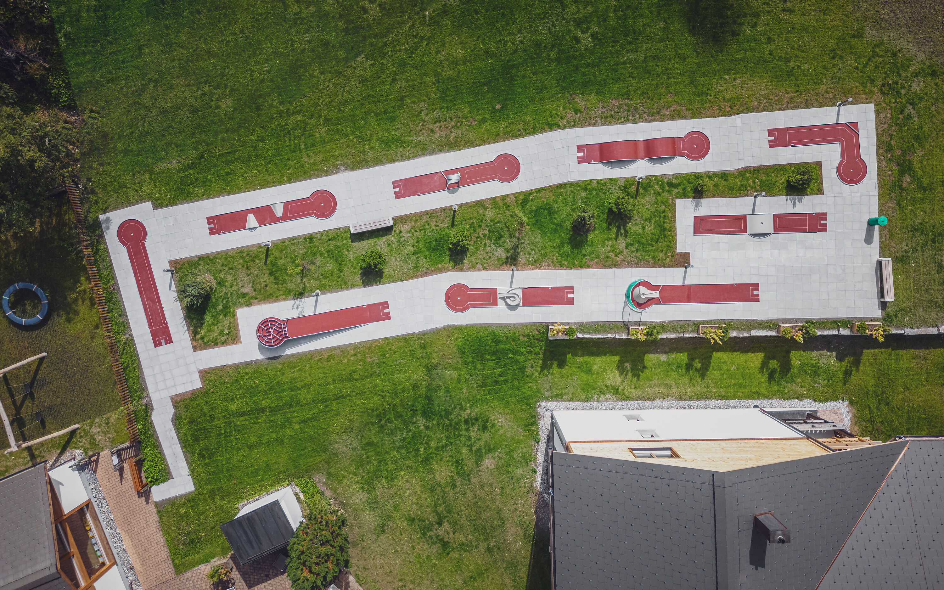 Wellnesshotel: Hauseigener 9-Loch Minigolfplatz - Hotel Waldhuus Davos