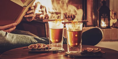 Wellnessurlaub - Day SPA - Graubünden - Gemütliches Kaminfeuer an der Bar - Hotel Waldhuus Davos