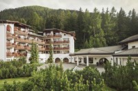 Wellnesshotel: Aussenansicht Sommer  - Hotel Waldhuus Davos