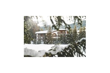 Wellnesshotel: Aussenansicht Winter - Hotel Waldhuus Davos