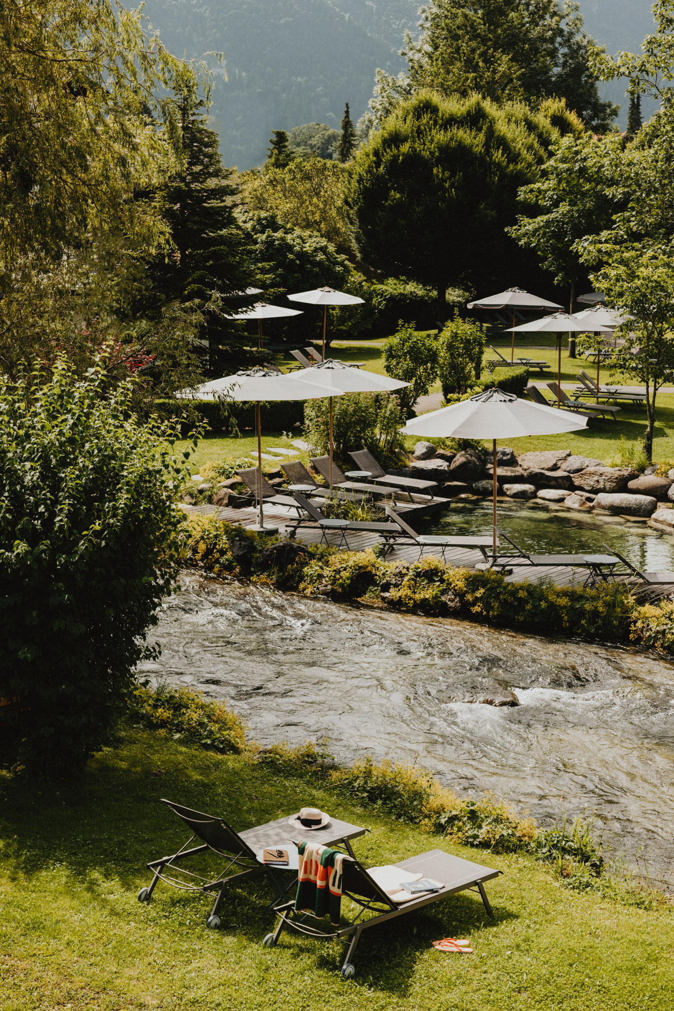 Wellnesshotel: Park mit Mühlbach - Bachmair Weissach Spa & Resort