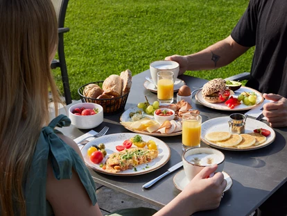 Wellnessurlaub - Restaurant - Kempten - Frühstück auf der Terrasse  - Hotel Das Weitblick Allgäu