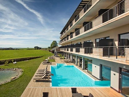 Wellnessurlaub - Restaurant - Kempten - Außenansicht mit Pool  - Hotel Das Weitblick Allgäu