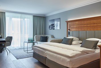 Wellnesshotel: Eines unserer gemütlichen Schlafzimmer für 2 Personen mit Wohlfühl-Couch.   - Hotel EDELWEISS Berchtesgaden