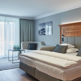 Wellnesshotel: Eines unserer gemütlichen Schlafzimmer für 2 Personen mit Wohlfühl-Couch.   - Hotel EDELWEISS Berchtesgaden