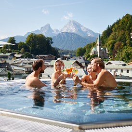 Wellnesshotel: Ausblick genießen im geheizten Pool auf unserer Terrasse. - Hotel EDELWEISS Berchtesgaden