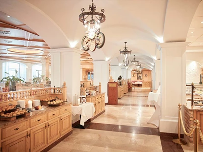 Wellnessurlaub - Day SPA - Altenmarkt im Pongau - Hotelrestaurant-Buffet mit verschiedenen kulinarischen Köstlichkeiten. - Hotel EDELWEISS Berchtesgaden
