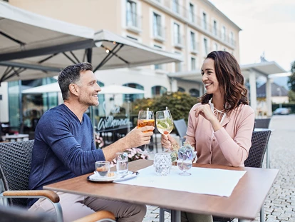 Wellnessurlaub - Day SPA - Altenmarkt im Pongau - Speisen Sie bei gutem Wetter auch auf der Terrasse außen vor dem Hotel. - Hotel EDELWEISS Berchtesgaden