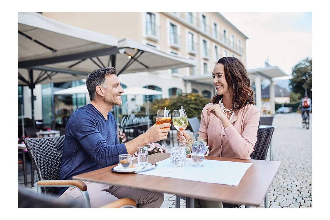 Wellnesshotel: Speisen Sie bei gutem Wetter auch auf der Terrasse außen vor dem Hotel. - Hotel EDELWEISS Berchtesgaden
