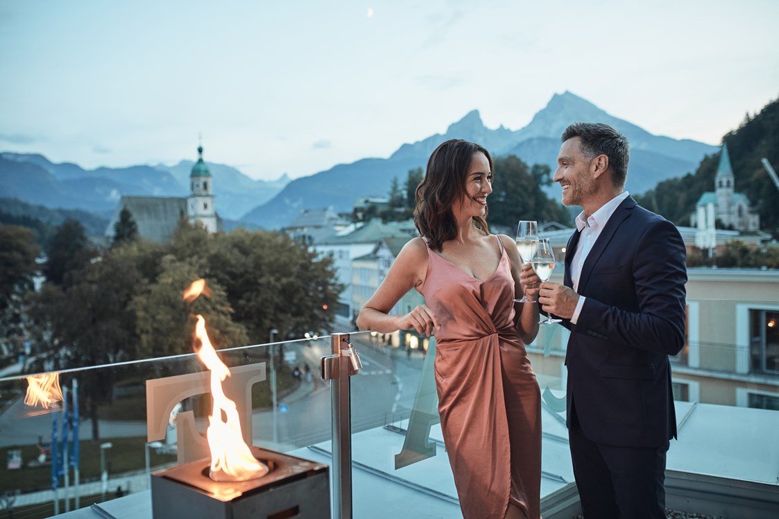 Wellnesshotel: Traumhafte Kulisse bei Abend auf  der Dachterrasse des Restaurant PANORAMA - Hotel EDELWEISS Berchtesgaden