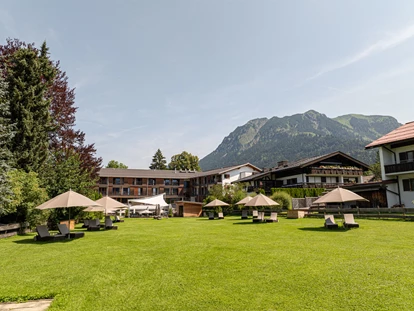 Wellnessurlaub - Fontanella - Viel Platz im Garten  - Hotel Exquisit