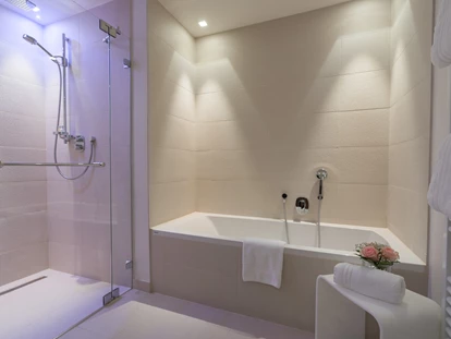 Wellnessurlaub - Fontanella - Badezimmer  - Hotel Exquisit
