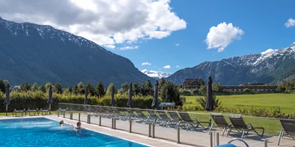 Wellnessurlaub - Schwanenstadt - Außenbecken Solebad - Narzissen Vital Resort