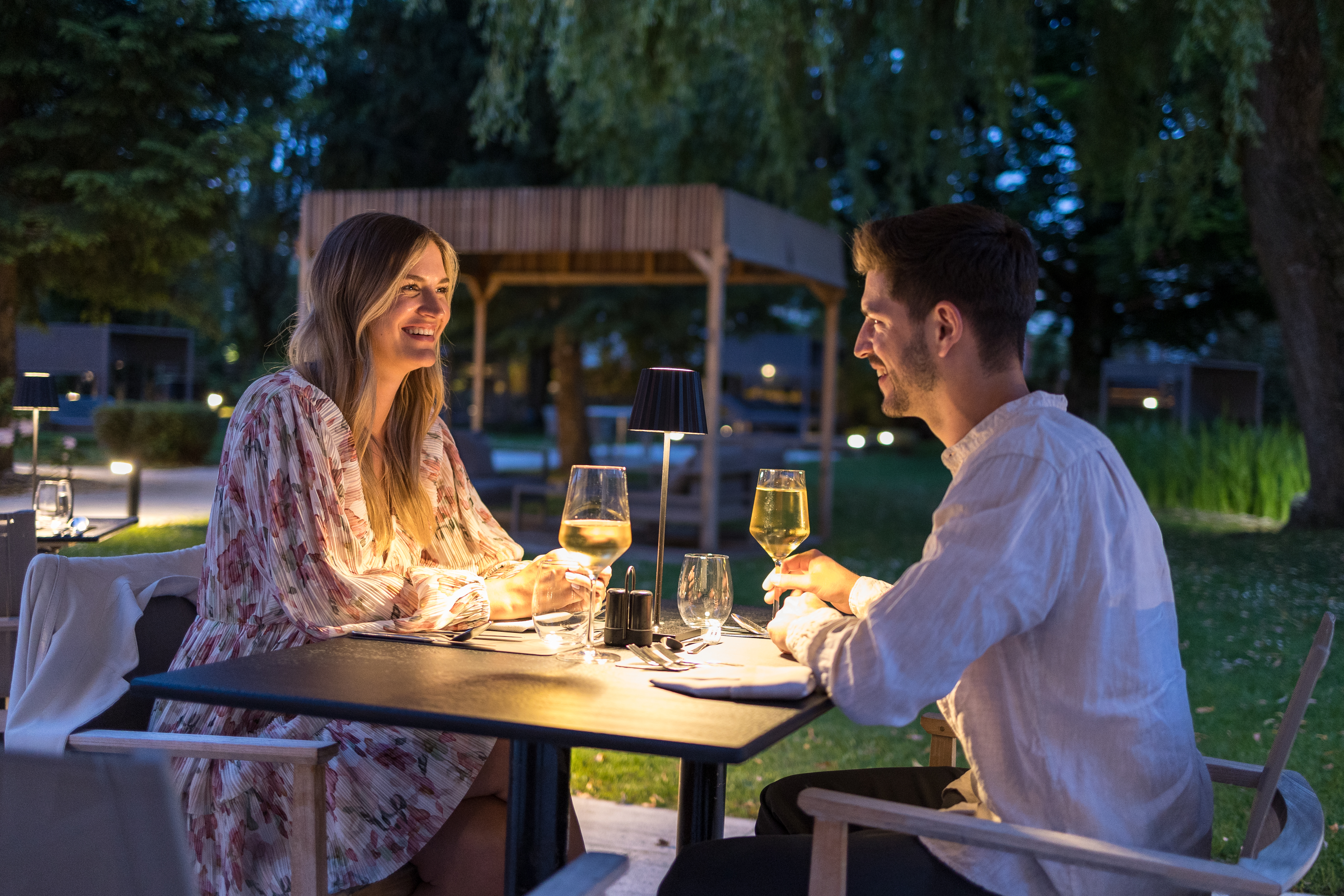 Wellnesshotel: Kulinarik auf der Terrasse zwischen Palmen - Das Parkhotel - Südtirols nördlichster Punkt