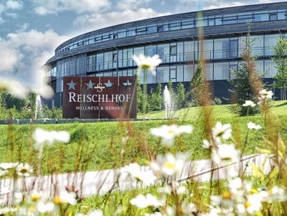 Wellnessurlaub - Private Spa - Otterbach (Sankt Florian am Inn) - Außenansicht im Frühling - Wellness & Naturresort Reischlhof****S