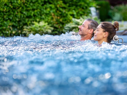 Wellnessurlaub - Private Spa - Otterbach (Sankt Florian am Inn) - Auszeit im Relax-HotPool mit 37 ° - Wellness & Naturresort Reischlhof****S