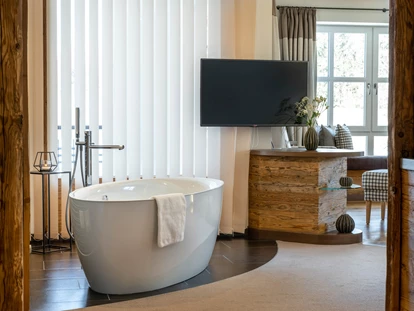 Wellnessurlaub - Private Spa - Otterbach (Sankt Florian am Inn) - Almsuite mit freihstehender Badwanne - Wellness & Naturresort Reischlhof****S