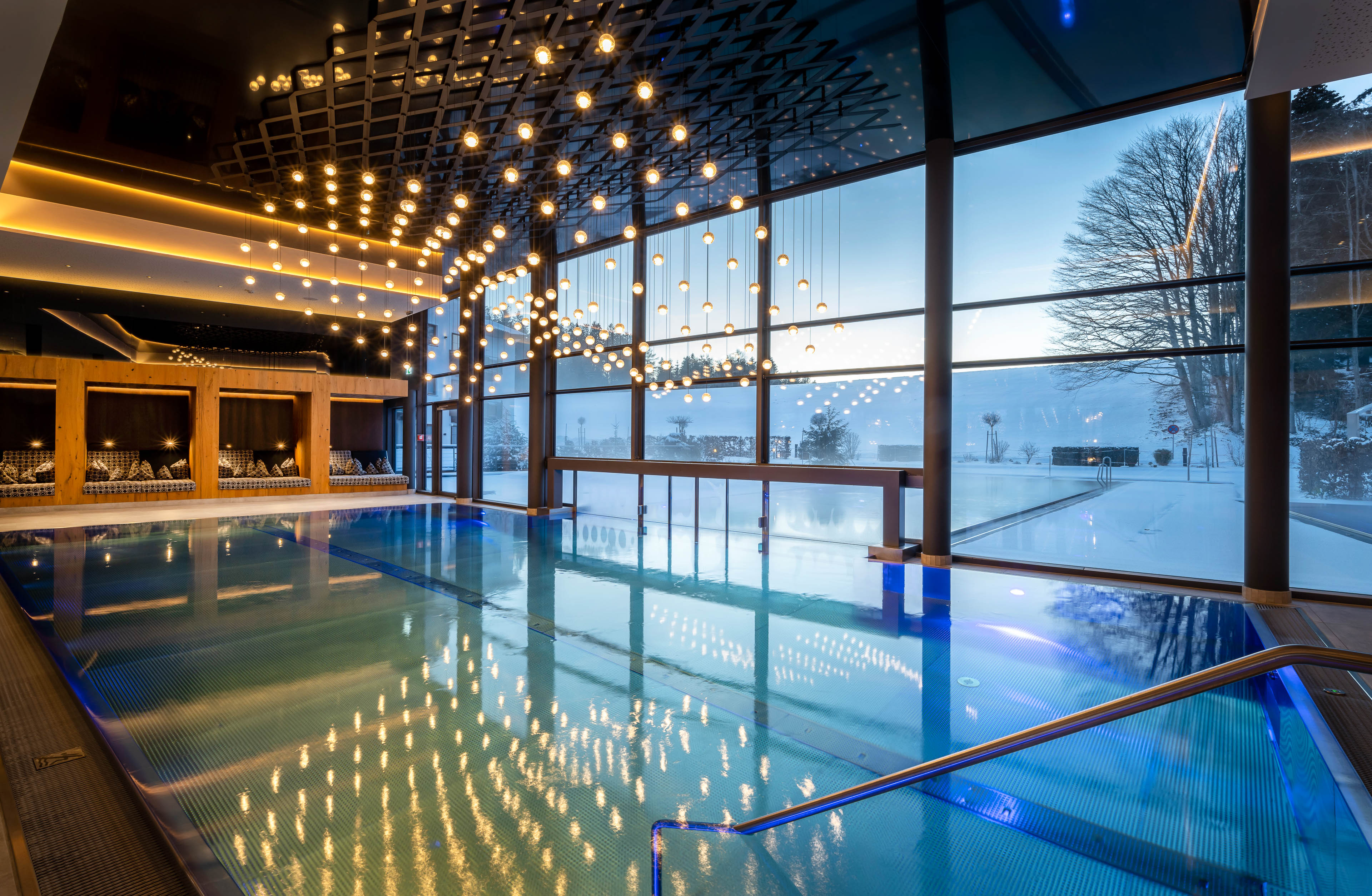 Wellnesshotel: beheizter Indoorpool mit 32 ° mit Ausblick - Wellness & Naturresort Reischlhof****S - Wasser