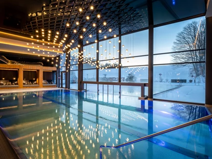 Wellnessurlaub - Private Spa - Otterbach (Sankt Florian am Inn) - beheizter Indoorpool mit 32 ° mit Ausblick - Wellness & Naturresort Reischlhof****S
