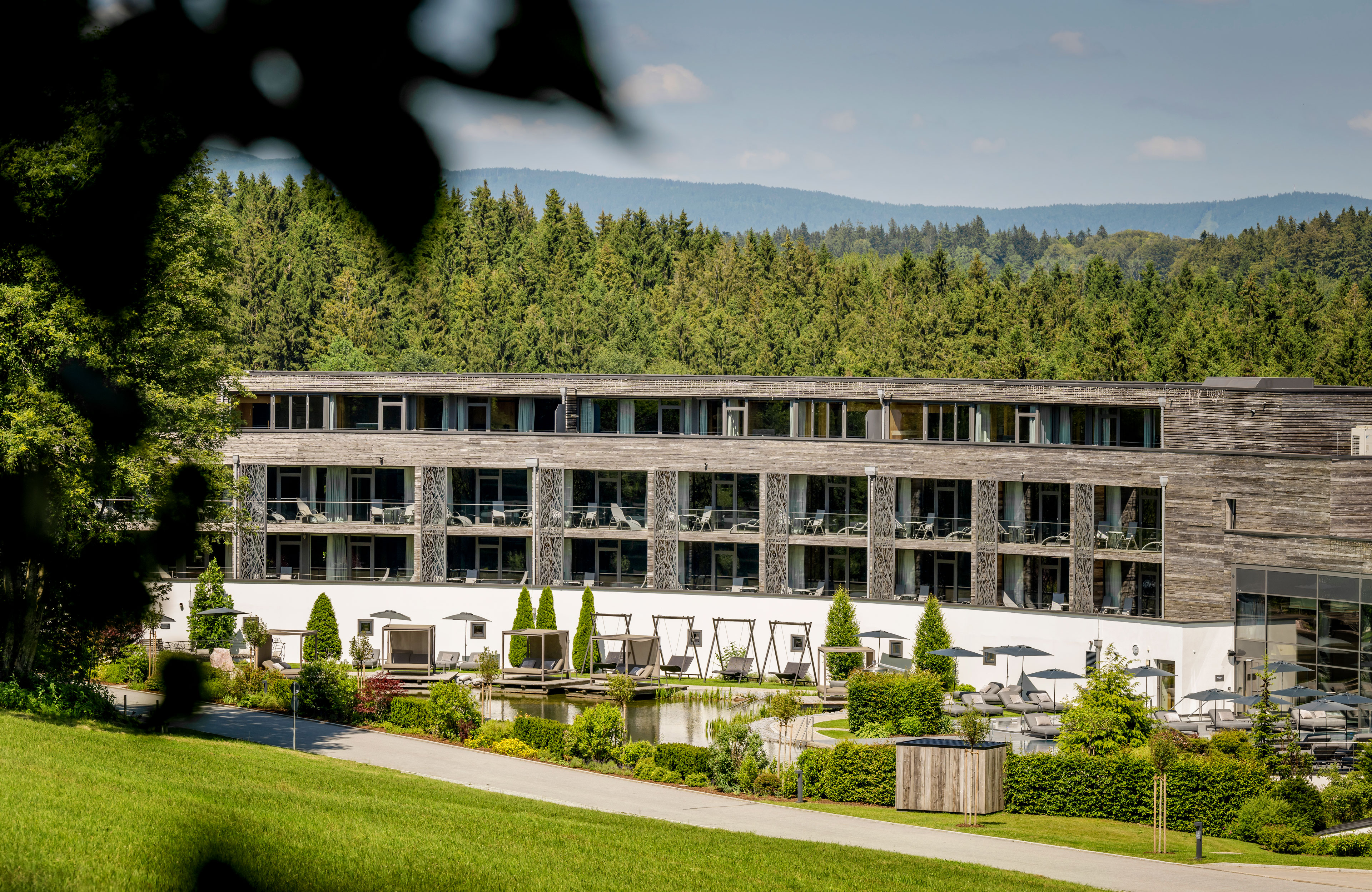 Wellnesshotel: Außenansicht mit Panoramablick in den Bayerischen Wald - Wellness & Naturresort Reischlhof****S - Hotel | Umgebung