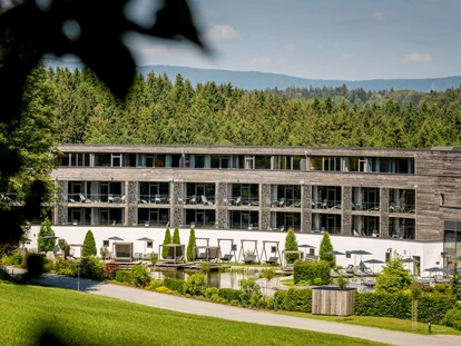 Wellnessurlaub - Private Spa - Otterbach (Sankt Florian am Inn) - Außenansicht mit Panoramablick in den Bayerischen Wald - Wellness & Naturresort Reischlhof****S